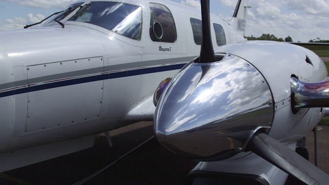 派珀夏安I型涡轮螺旋桨飞机停在机场上视频素材