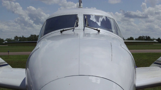 派珀夏安I型涡轮螺旋桨飞机停在机场上视频素材