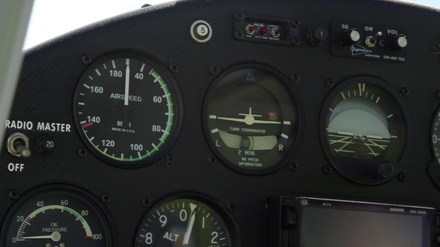 驾驶舱内的现代飞机飞行仪器视频素材