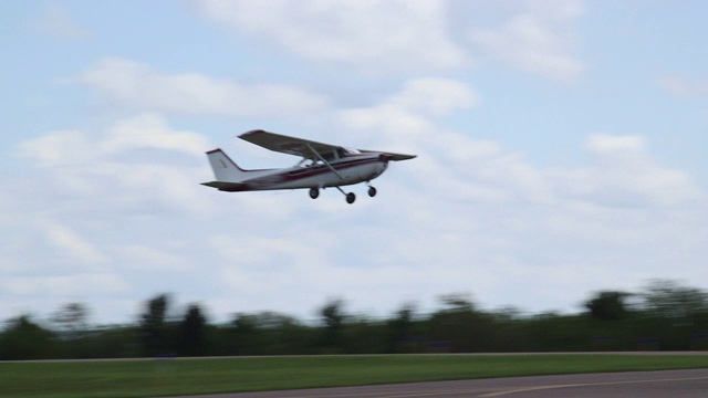 红色塞斯纳172天鹰II飞机在跑道上起飞视频素材