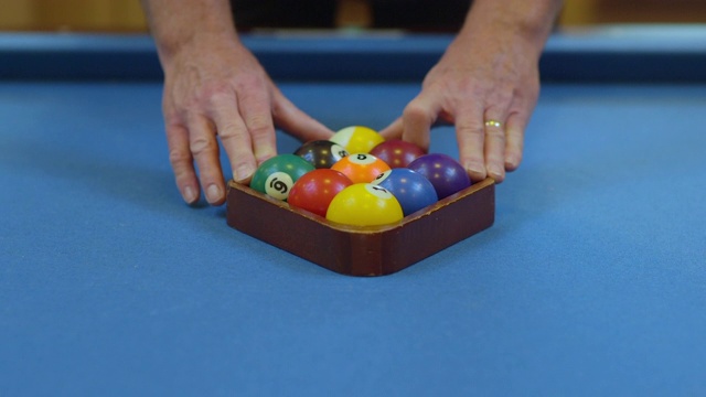 在蓝色台球桌上的九球形成的男人架台球视频下载