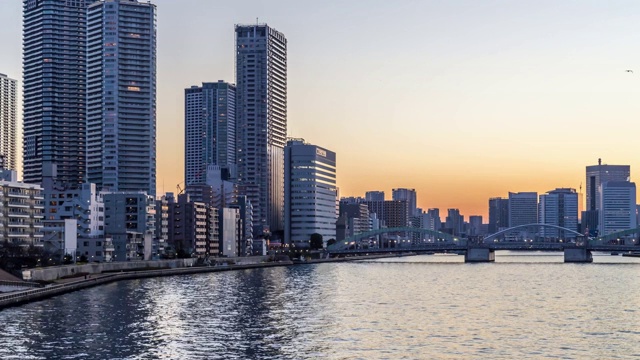 东京城市滨水景观从日落到夜晚，4K时间间隔。视频下载