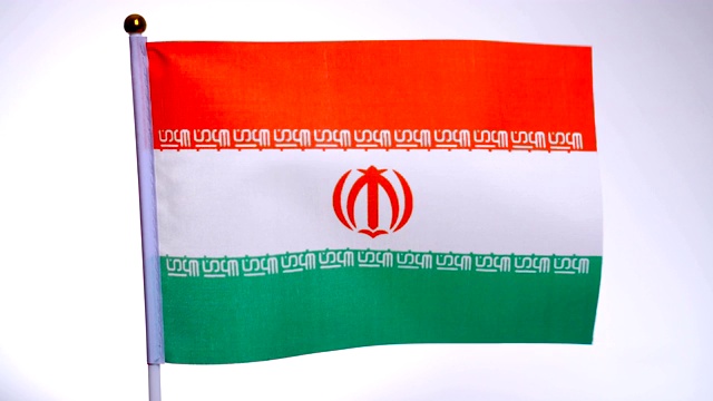 旗杆上的伊朗国旗迎风飘扬。视频下载