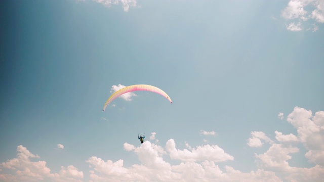 WS PAN POV空中滑翔伞飞行员，飞行，越野飞行员，极限运动，冒险视频下载