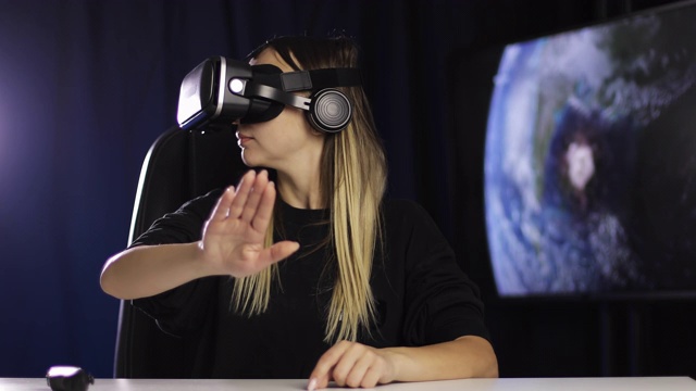 年轻女子使用3D虚拟现实头盔。视频素材