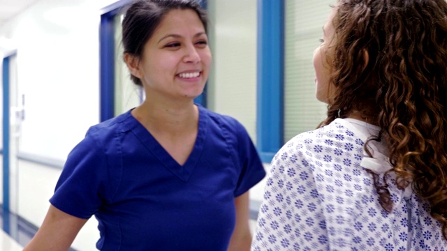 护理护士接受好消息后拥抱青春期前的病人视频素材