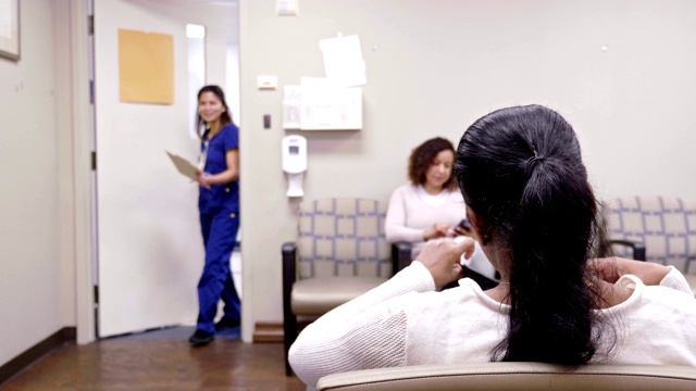 女护士在候诊室迎接病人视频下载
