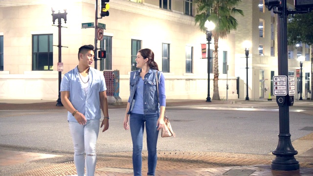 年轻的异族夫妇穿过城市街道视频素材