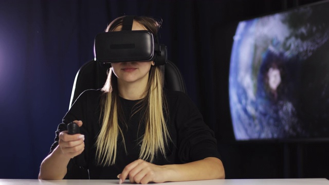 年轻女子戴上3D虚拟现实头盔。视频素材