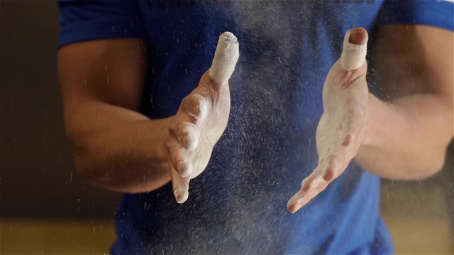 运动员用手涂抹粉笔粉视频下载