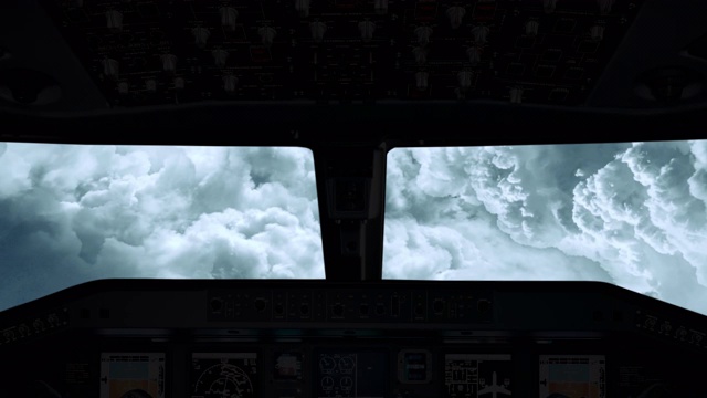 一架飞机驾驶舱的观点，直飞穿过云层，同时右转，然后回到中心视频素材
