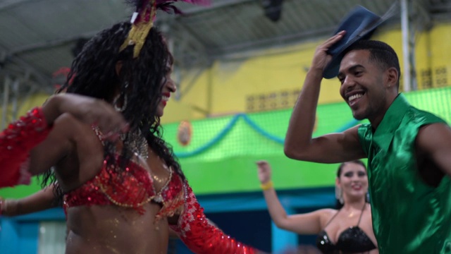 人们在学校狂欢节上庆祝和跳舞巴西狂欢节视频下载