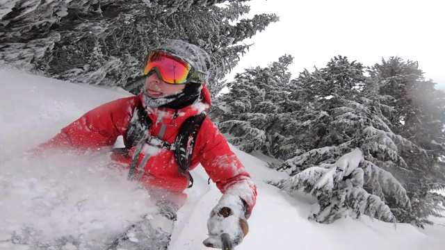 POV自拍杆上的雪景滑雪在山上的新粉雪。——延时视频素材
