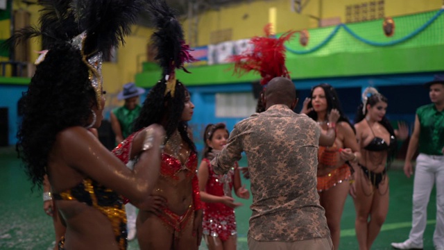 帕斯塔斯帮妇女准备和舞蹈准备巴西狂欢节视频下载
