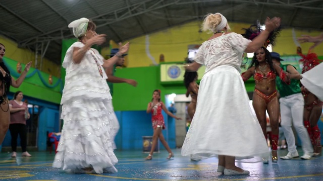 人们在学校狂欢节上庆祝和跳舞巴西狂欢节视频下载