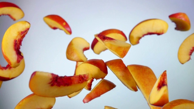 桃子片在白色的背景上弹跳视频素材