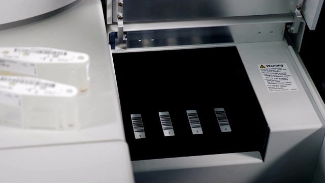 现代血液和dna检测实验室设备。特写专家放置墨盒架上放置在医疗分析设备。现代遗传学研究医疗设备4k视频素材
