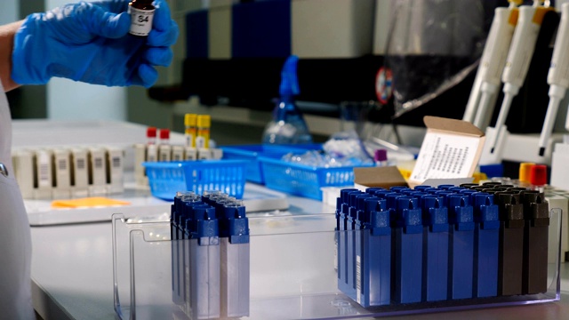现代血液和dna检测实验室设备。特写专家放置墨盒架上放置在医疗分析设备。现代遗传学研究医疗设备4k视频素材