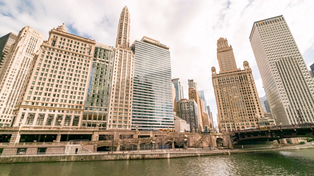 延时:芝加哥天际线大楼在市中心与芝加哥河附近的壮丽英里，美国视频素材