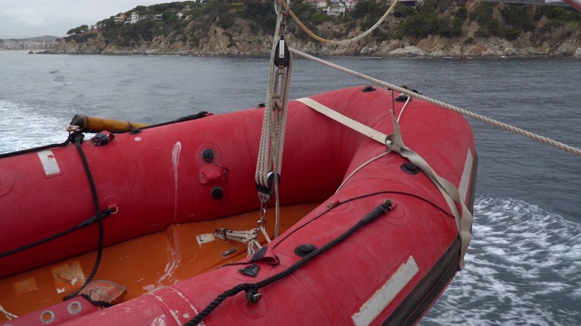 流动的船上的红色救援浮筒。视频下载
