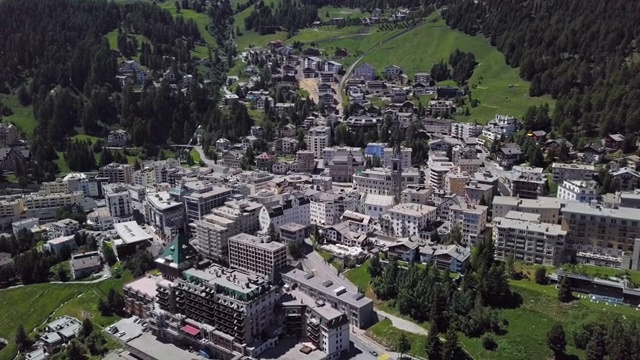 航拍的圣莫里茨(圣莫里茨)，高山度假小镇恩加丁，格劳宾登，瑞士。视频素材