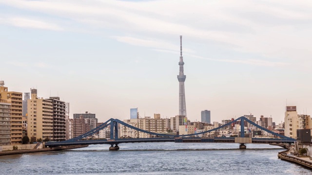 白天东京城市天际线滨水景观，4K时间间隔。视频下载