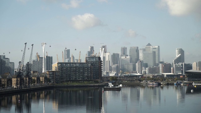 阿联酋航空缆车的美景，这是首个从O2到Excel中心横穿泰晤士河的城市缆车。行动。英国伦敦视频素材
