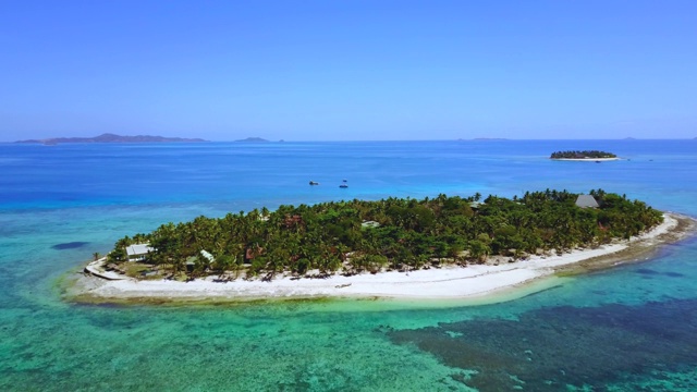 4K鸟瞰图金银岛，斐济，绿松石海，礁，绿色棕榈沙滩。南太平洋的夏天。热带海洋，夏日蔚蓝的天空。清澈的浅水礁石。视频下载