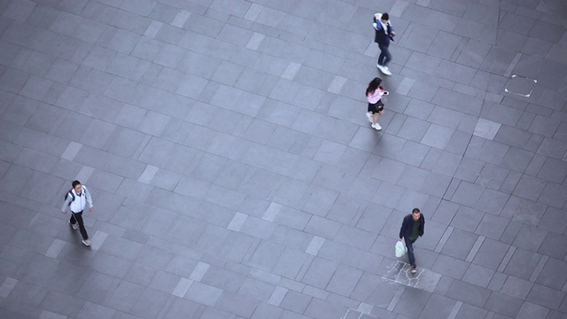人们在城市街道的行人混凝土景观上行走(鸟瞰图)视频下载