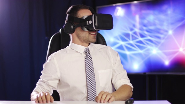 年轻商人在室内使用虚拟现实眼镜。视频素材