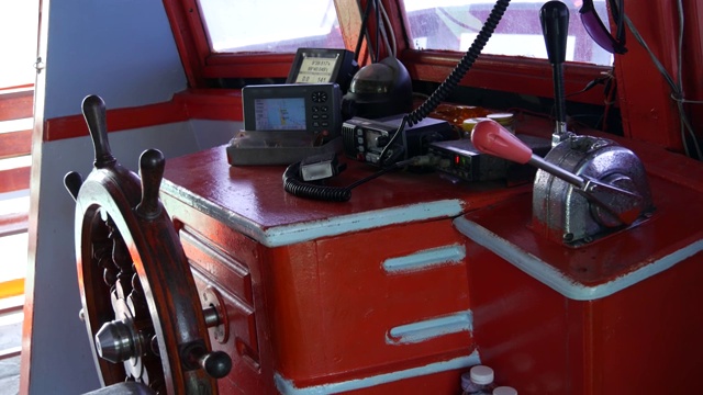 泰国亚洲渔船的驾驶舱。在阳光明媚的日子里，渔船上没有驾驶室和舵轮和导航设备。队长的职业概念。视频下载