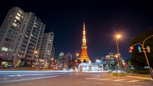 东京塔的时间流逝，东京的地标在晚上的时间，十字路口与汽车的灯光，东京，日本视频素材