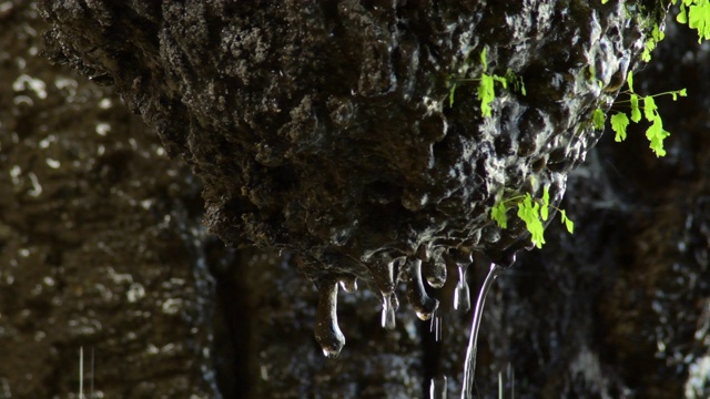 洞穴中的岩石，水滴从钟乳石中滑落视频素材