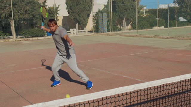 职业网球运动员在红土球场用网球拍击球视频素材