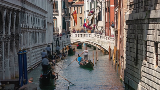 在意大利威尼斯的叹息桥(Ponte dei Sospiri)下，平底船漂浮在运河上视频素材