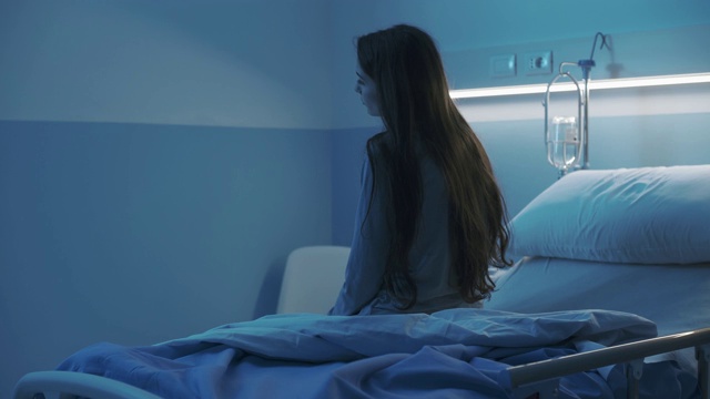 住院病人晚上坐在病床上视频素材