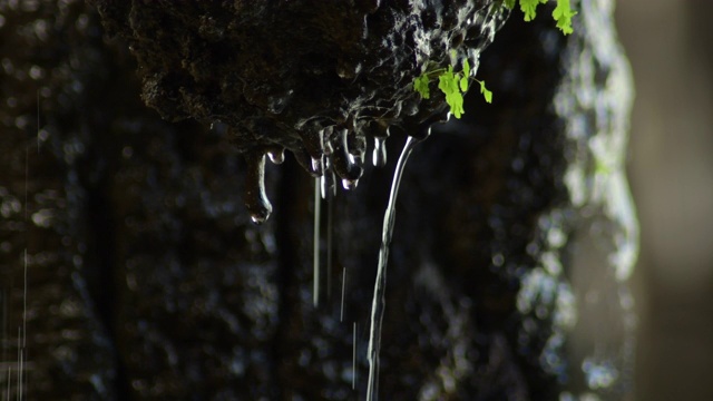 水滴从洞穴里的钟乳石上滑下来视频素材
