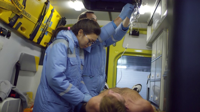救护车里的医护人员正在进行静脉注射治疗视频下载