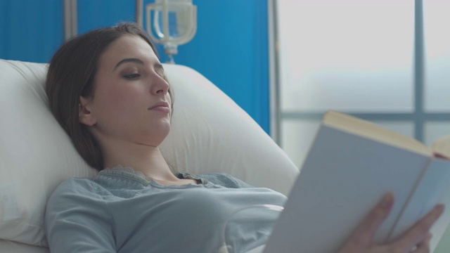 一个躺在医院病床上接受静脉注射的女人视频素材