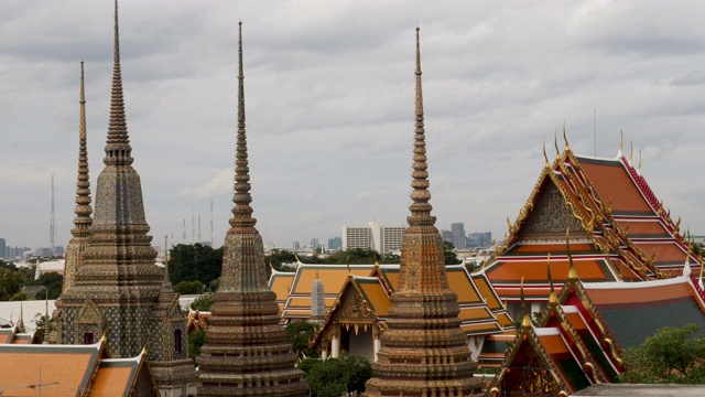 4k T/L Time Lapse卧佛寺正午在泰国曼谷。镜头穿过寺庙塔和塔天际线城市景观。视频下载