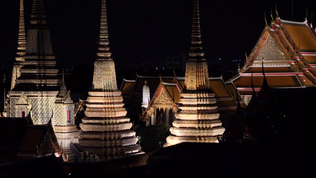 泰国曼谷的4k卧佛寺。镜头掠过灯火通明的庙宇塔和宝塔。视频下载