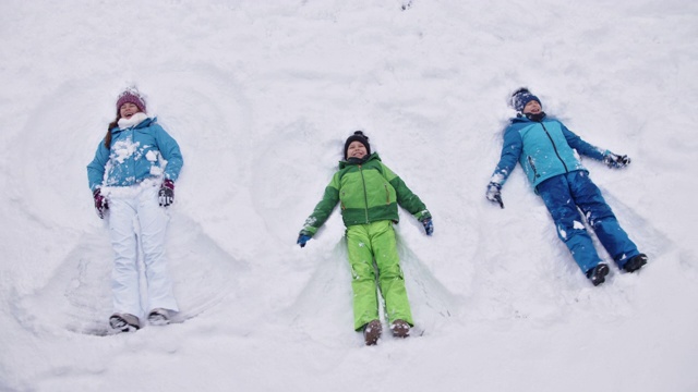 孩子们喜欢在新雪中制作雪天使视频下载
