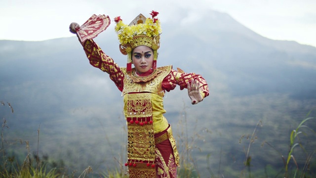 巴厘传统乐贡舞者在巴都尔火山前表演视频下载