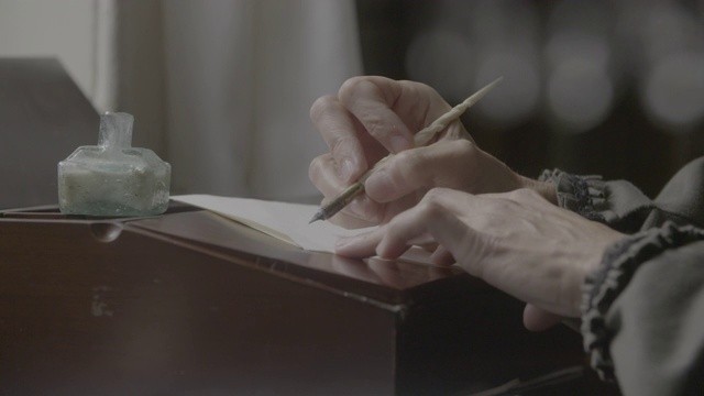 特写镜头的手，一个老年妇女写与蘸笔视频下载