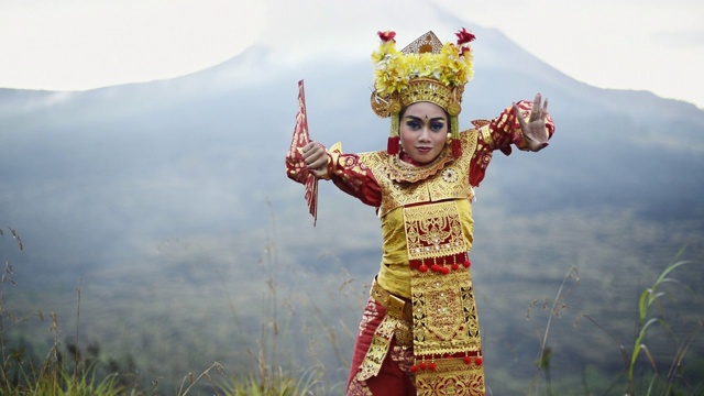 巴厘传统乐贡舞者在巴图尔火山前表演视频下载