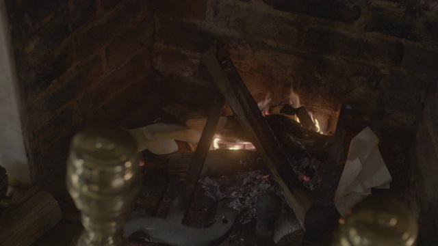 一个男人的手在壁炉里燃烧信件的特写镜头视频下载