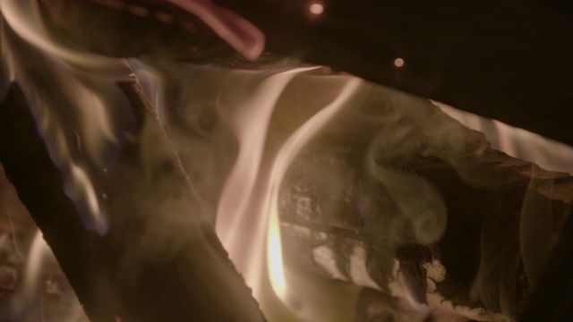 在火中燃烧的木头和纸的平移镜头视频下载