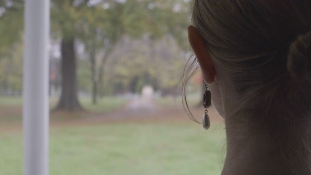 从后面看到的一个女人的耳环的特写镜头视频下载