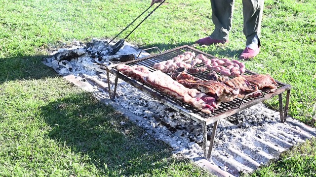 阿根廷高乔烧烤大师管理煤炭的asado视频素材