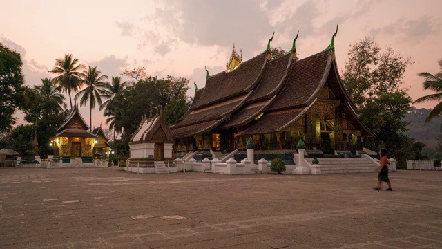 老挝琅勃拉邦翔通寺的昼夜时间流逝。视频素材